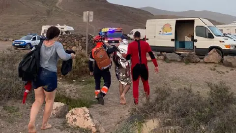 Imagen de la persona afectada siendo atendida.