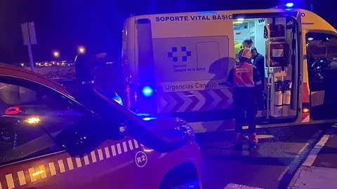 Imagen de la ambulancia tratando a la persona herida.