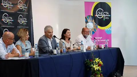 José Juan Cruz y Nicolás Saavedra en la sede de Conecta Tias.