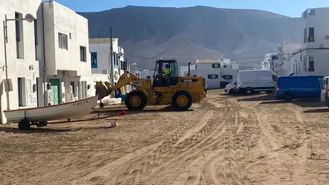 Arreglo de caminos en Teguise.