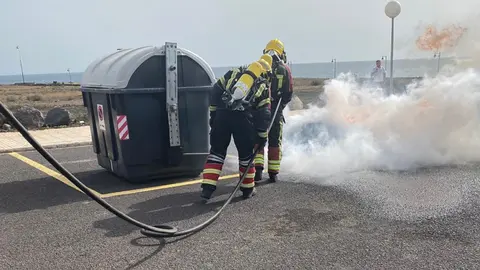 Bomberos del Consorcio extinguiendo el fuego.