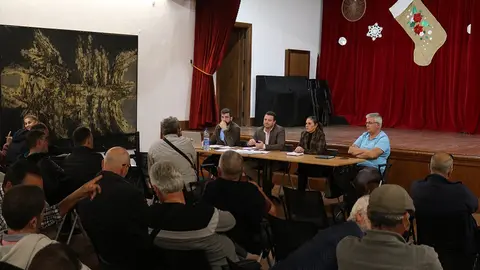 Óscar Noda junto a Ángel Domínguez y Fatima Viñoly en la reunión con los taxistas.