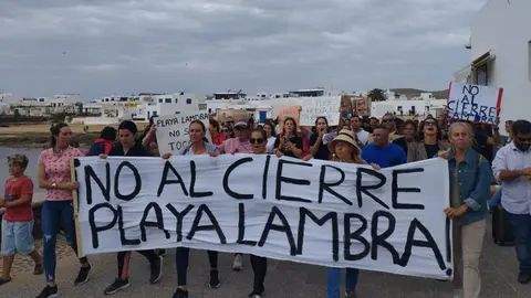Vecinos de La Graciosa manifestandose por las diferentes calles de La Graciosa.