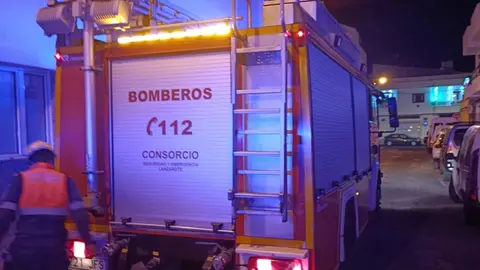 Imagen de archivo del camión de los bomberos durante un servicio.