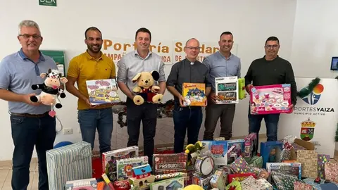 Imagen de la entrega de juguetes al Párroco de Yaiza.