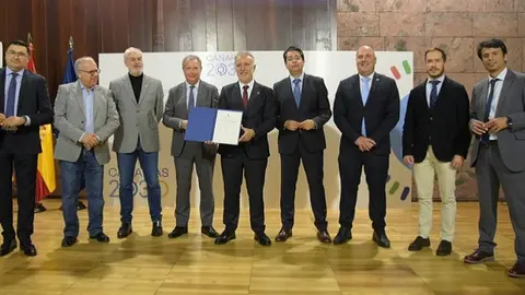 Imagen de la firma del acuerdo de ampliación de las ayudas al transporte.