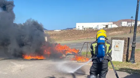 Imagen de los bomberos apagando el fuego.