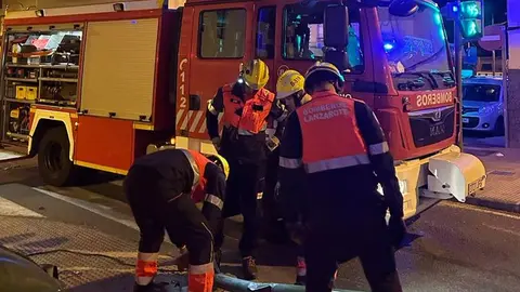 El vehículo destrozó la farola