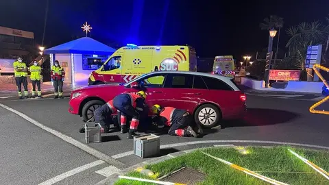 Momento en el que los bomberos tuvieron que sacar al hombre de debajo del vehículo