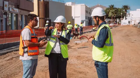 Astrid Pérez junto a Eduardo Placeres en su visita las obras de la calle Tenderete.