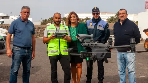 Olivia Duque, Miguel Ángel Jiménez y Eugenio Robayna junto a un voluntario de Emerlan durante las maniobras con el dron.