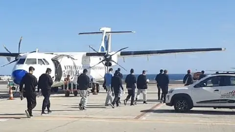 Imagen de los inmigrantes trasladados a Gran Canaria en el Aeropuerto César Manrique.