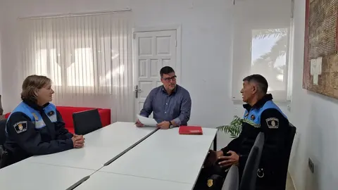 El alcalde de San Bartolomé con los representantes de la Policía.