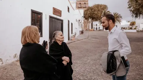 Jonás Álvarez en una imagen de archivo charlando con dos mujeres de La Villa