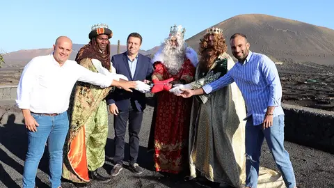 Óscar Noda haciendo entrega de la llave del municipio a los Reyes Magos en La Geria.