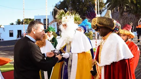 Oswaldo Betancort entregando las llaves a Sus Majestades de Oriente.