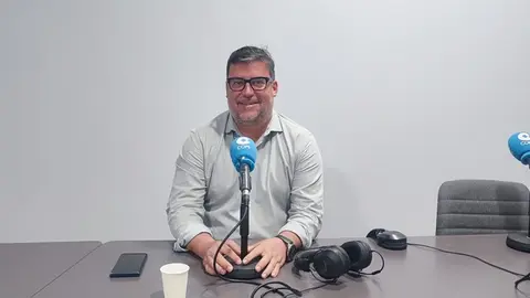 Isidro Pérez en el estudio de Crónicas Radio.