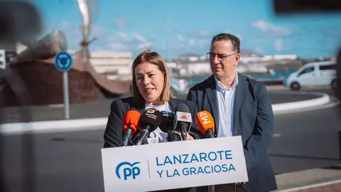 Astrid Pérez junto a Polí Suárez en la presentación de la candidatura del Ayuntamiento de Arrecife.