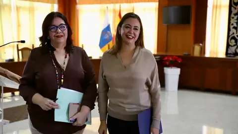 María Dolores Corujo junto a Manuela Armas durante su visita al Cabildo de Lanzarote.