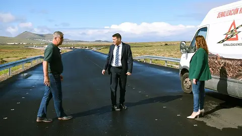 Imagen del alcalde y los concejales de Obras y Urbanismo visitando una de las zonas asfaltadas.