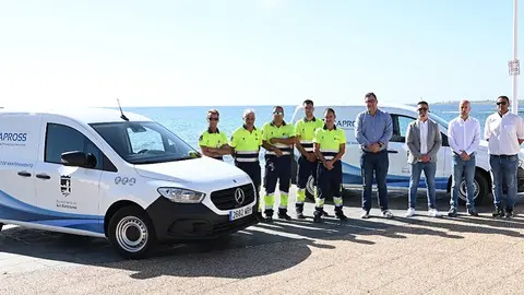 Isidro Pérez y Raúl de León junto a los nuevos trabajadores del personal de mantenimiento.