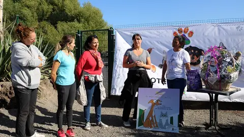 Presentación con asistencia de volunatrios de la protectora Doggys del Sur