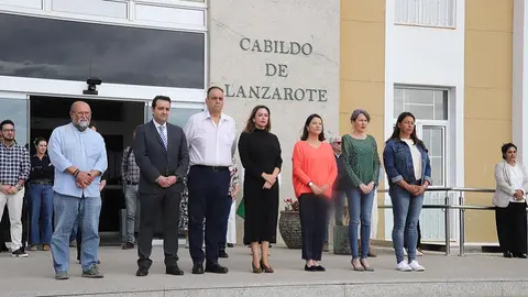 Imagen del grupo de gobierno del Cabildo realizando el minuto de silencio.