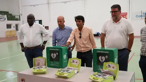 Componentes del Gobierno de San Bartolomé junto a Marcos Bergaz en la instalación de desfibriladores .