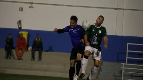 Jugadores del Leito de Proa y el Unión Sur Yaiza disputando un balón.