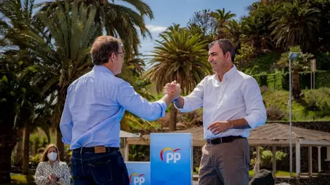 Alberto Núñez Feijóo con Manuel Domínguez en un acto del Partido Popular.