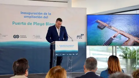 Óscar Noda este viernes durante la inauguración de la ampliación del puerto de Playa Blanca