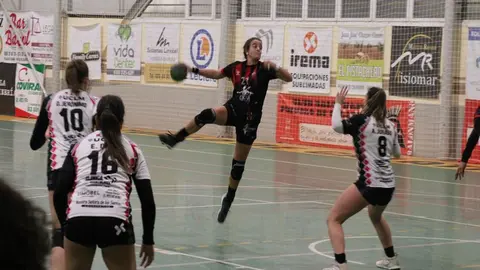 Imagen del lanzamiento de una de las jugadoras del CICAR