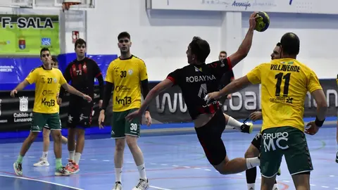 Rafa Robayna realizando un lanzamiento durante el encuentro.