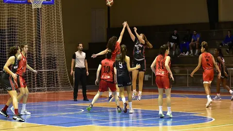 Imagen de una jugadora del Magec Tías realizando un lanzamiento.