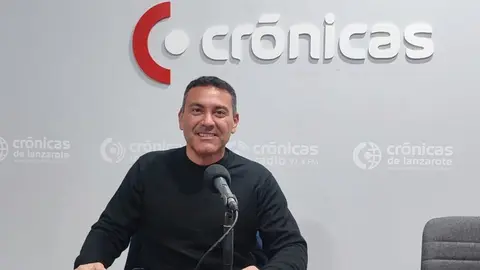 Oswaldo Betancort en el estudio de Crónicas Radio.