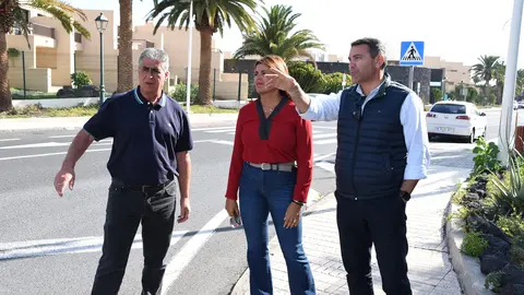 Eugenio Robayna, Olivia Duque y Oswaldo Betancort comprobando el acerado del municipio.
