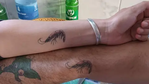 Imagen del tatuaje que se han hecho los dos turistas catalanes.