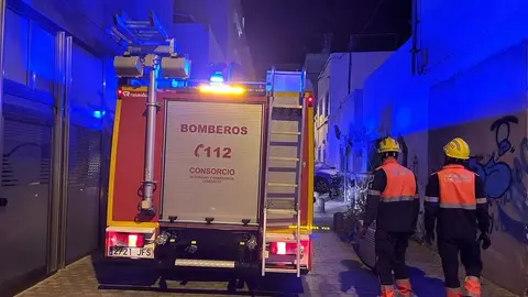 Imagen de la actuación de los bomberos en el momento del rescate.