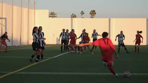 Jugadora del Puerto del Carmen lanzando una falta contra la Peña de la Amistad.