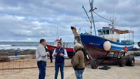 El consejero del PP, Jacobo Medina, acompañado por el candidato del PP a la Alcaldía de Tinajo, Ramón Ortiz, en un momento de su visita a La Santa para interesarse por las demandas de los pescadores.