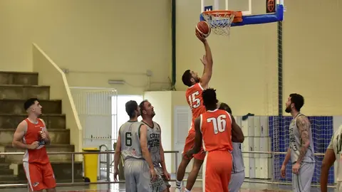 Jugador del Aloe Plus Lanzarote Conejeros realizando una entrada a canasta.
