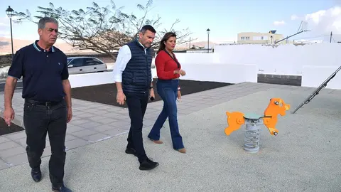 Oswaldo Betancort, Olivia Duque y Eugenio Robayna en los parques de Tahiche.