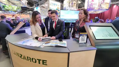 La presidenta del Cabildo, María Dolores Corujo, y el gerente de la Sociedad de Promoción Turística de Lanzarote, Héctor Fernández, en el stand de Lanzarote de Fitur 2023.
