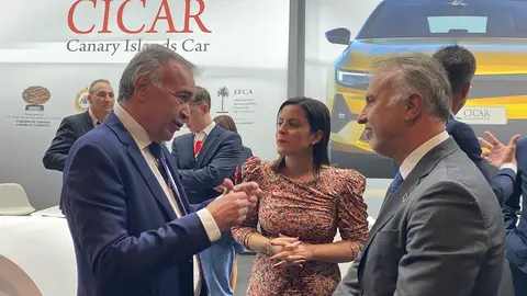 Mamerto Cabrera con Angel Víctor Torres y Yaiza Castilla.