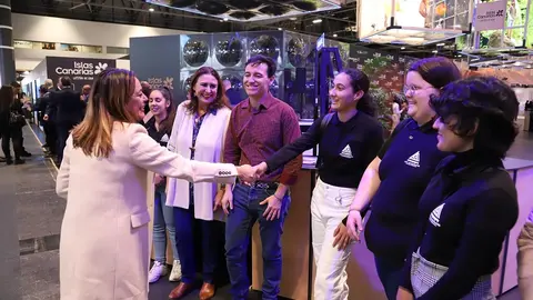 María Dolores Corujo junto a un grupo de 14 estudiantes de Formación Profesional Dual.