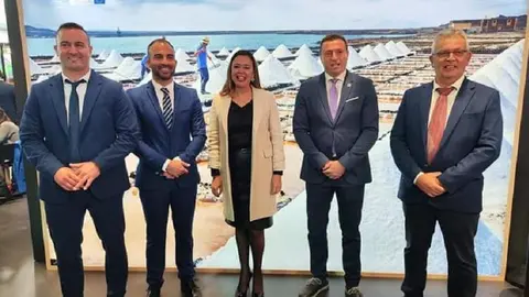 María Dolores Corujo con los representantes de Yaiza en FITUR.