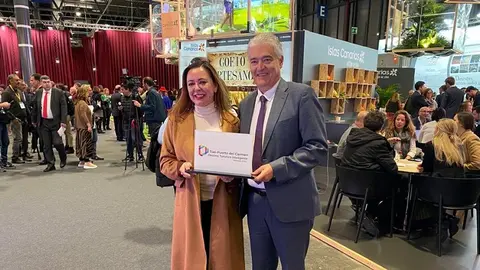 José Juan Cruz junto a María Dolores Corujo con el la distinción Destino Turístico Inteligente.