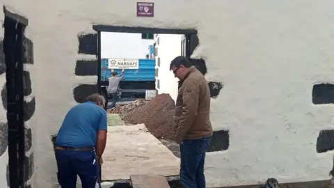 Isidro Pérez en la obra de la Casa Ajei.