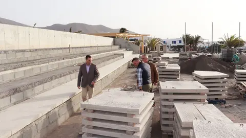 Visita de los componentes del Gobierno de Yaiza a la obra del centro deportivo San Marcial del Rubicón.