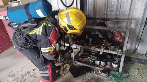 Imagen de los bomberos junto a la zona donde se había producido el fuego.